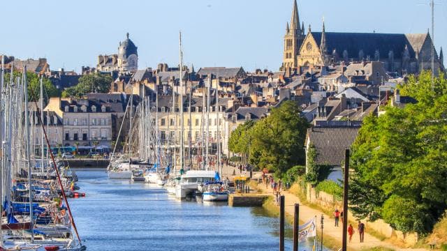 Le port de Vannes, ses voiliers et la cathédrale au fond